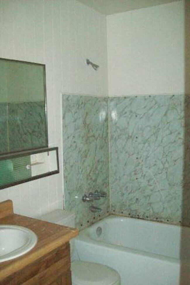 Building Photo - 4 Bedroom 3 Bath Home Available