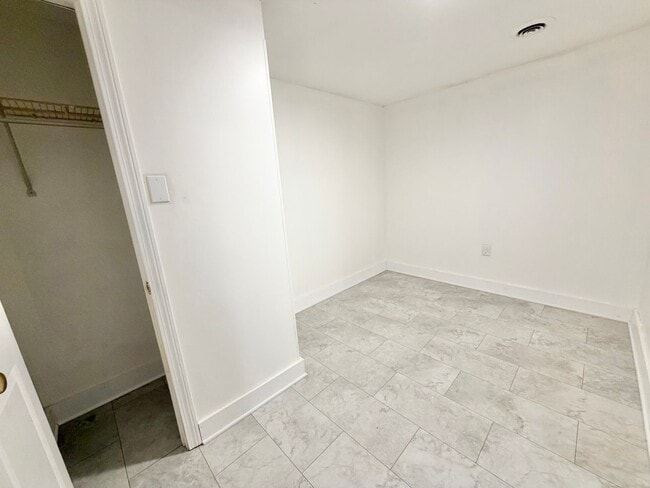 Building Photo - 2 Bedroom (+ Office) Home Burlington Available 8/1