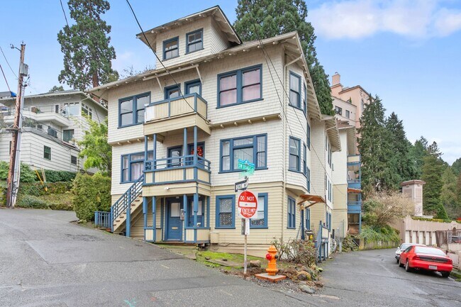 Primary Photo - 1 Bedroom with den close to SW! Walking di...
