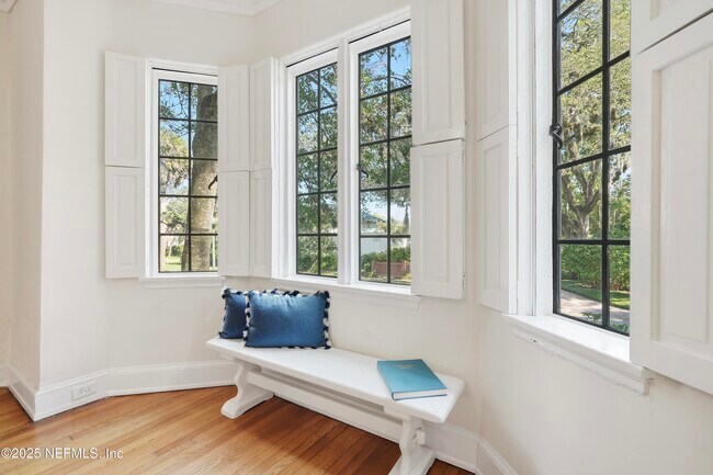 Building Photo - 3319 Pine St