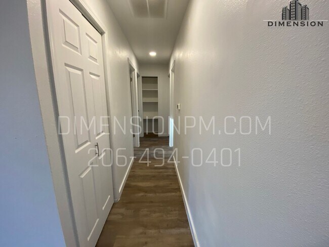 Building Photo - Ready to Move in Refreshed Ramber!