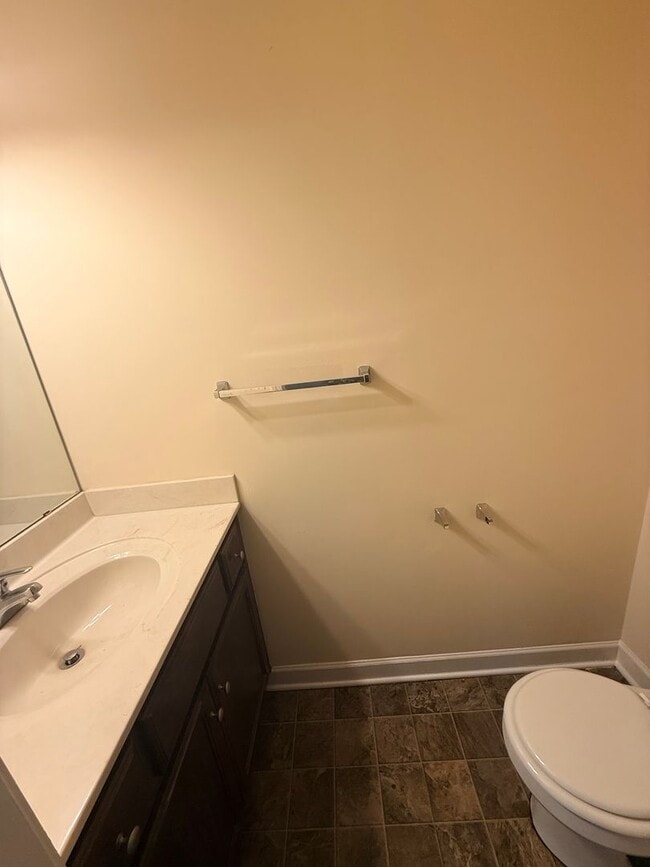 Building Photo - Great townhouse for quiet family living