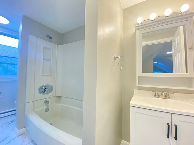 Building Photo - 7 Commercial St