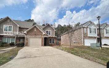 Building Photo - 3 Bed/2.5 Bath Home with Fenced Yard & Garage / Pet-Friendly / Available Now!