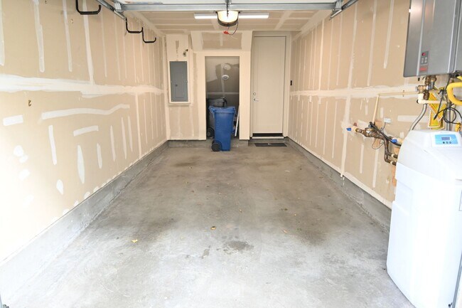 Building Photo - Upscale 2-BR Dual-Suite Condo in Downtown San Jose