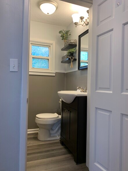 1/2 Bathroom - 412 N 9th St