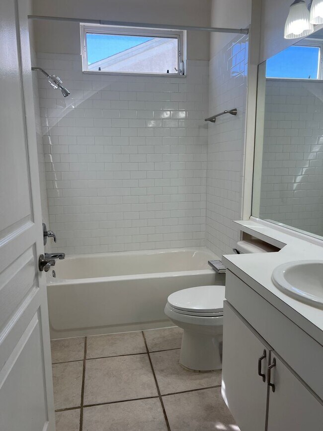 Building Photo - Welcome to your new home in beautiful Venice, Fl!  2 Bedroom 2 Bath w/ Den