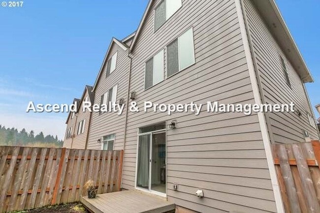 Building Photo - **Move In Special** Heart of Hillsboro HiTech 3 Bed Townhome Attached Garage 1 Small Pet w/Pet Rent