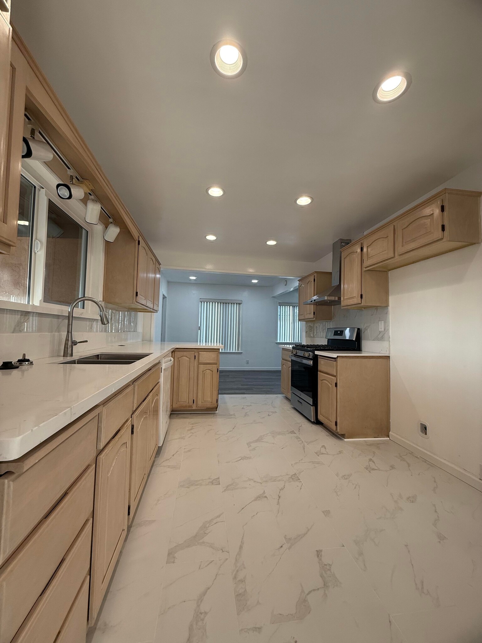 Building Photo - 627 N Stimson Ave