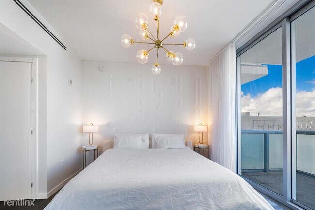 Building Photo - 220 21st St