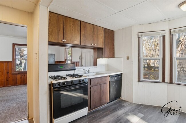 Building Photo - $1,100/month - 2 Bed 1 Bath