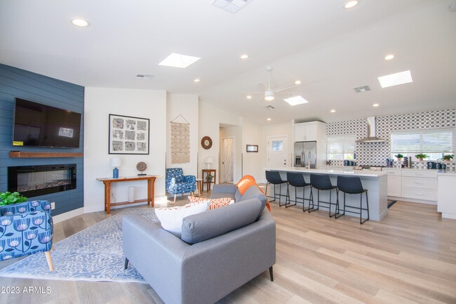 Building Photo - 4335 E Clarendon Ave