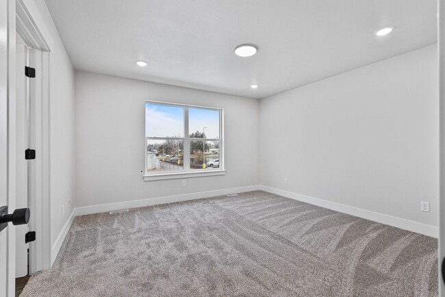 Building Photo - Awesome end unit 3 Bed 2.5 Bath townhome i...