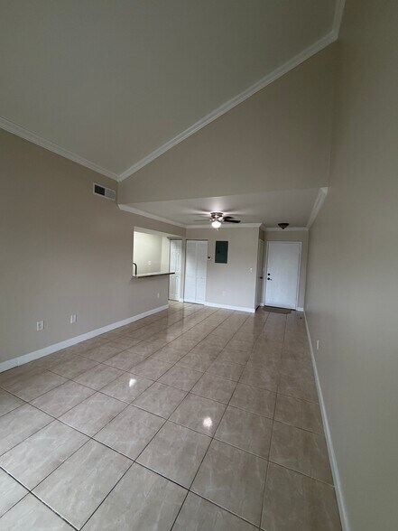 Building Photo - 9711 Fontainebleau Blvd