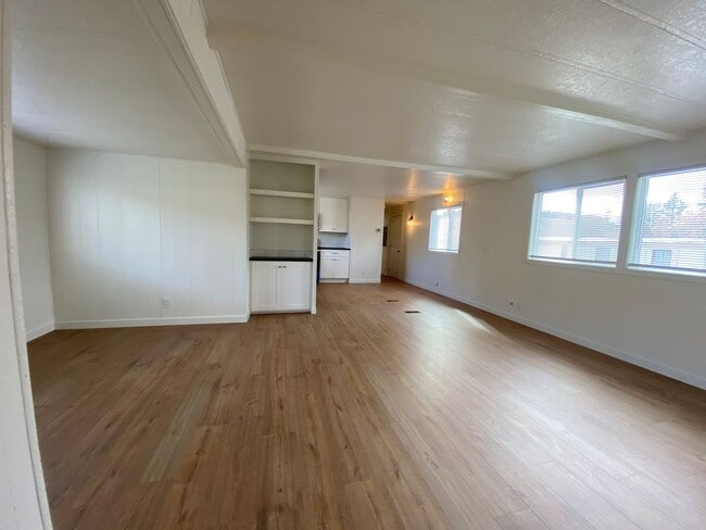 Building Photo - Beautifully just Remodeled-Spacious 3 bedrooms, 2 full baths mobile home with fenced yard. storag...