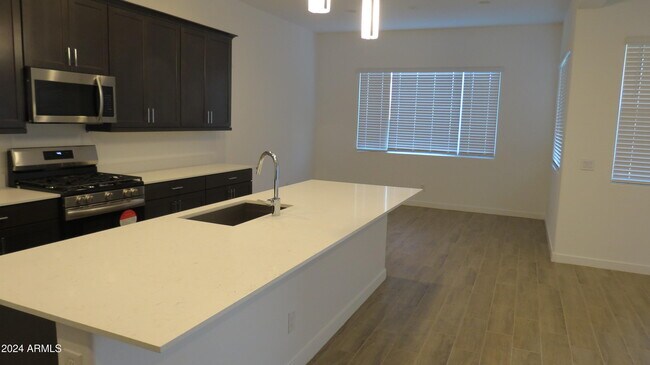 Building Photo - 7710 W Jackrabbit Ln