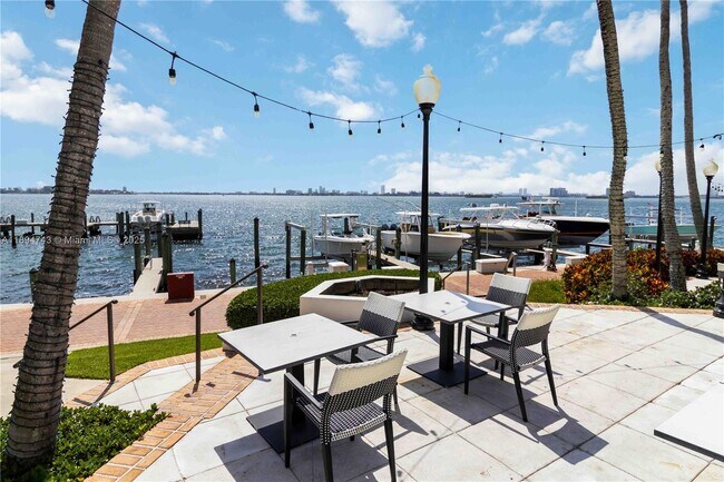 Building Photo - 3023 NE Quayside Ln