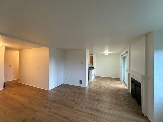 Building Photo - Sterling Heights Condo - Bellevue
