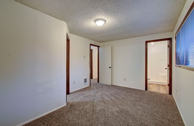 Building Photo - Coveted Cascade Park Area Split Entry Home