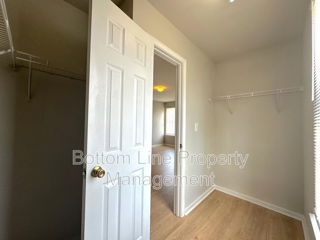 Building Photo - 424 Winding Canyon Dr