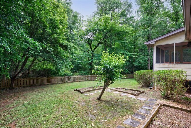 Building Photo - 10565 Shallowford Rd