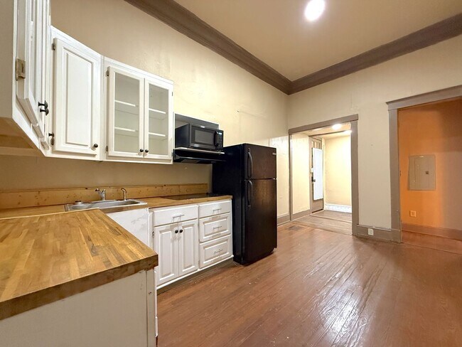 Building Photo - 420 College St