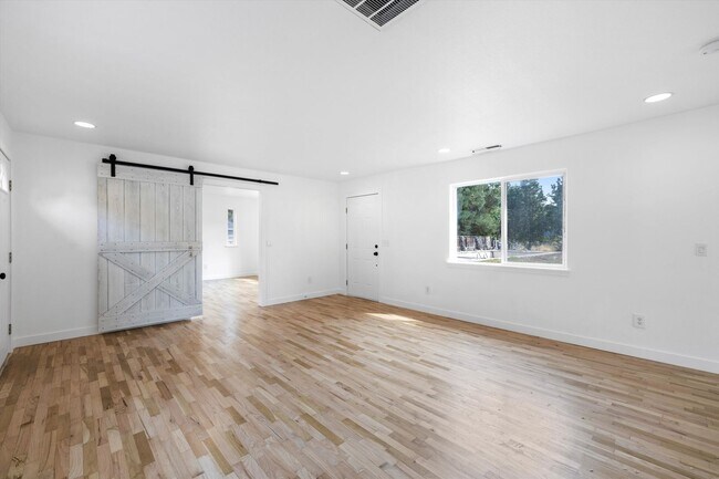 Building Photo - Beautiful 3-Bedroom, 3-Bath Home with a Huge Yard and Ample Parking