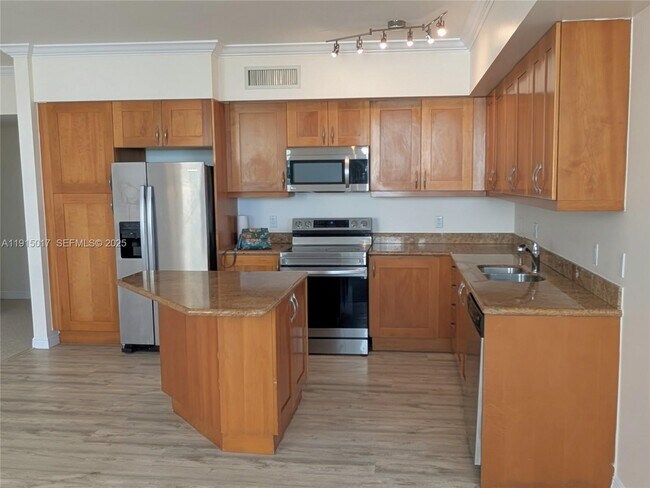 Building Photo - 1745 E Hallandale Beach Blvd