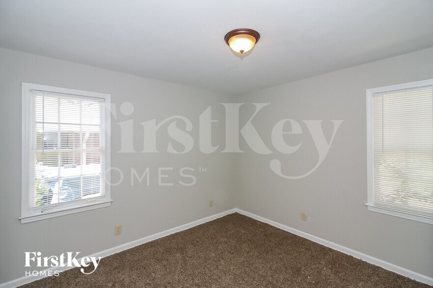 Building Photo - 2036 St James Dr