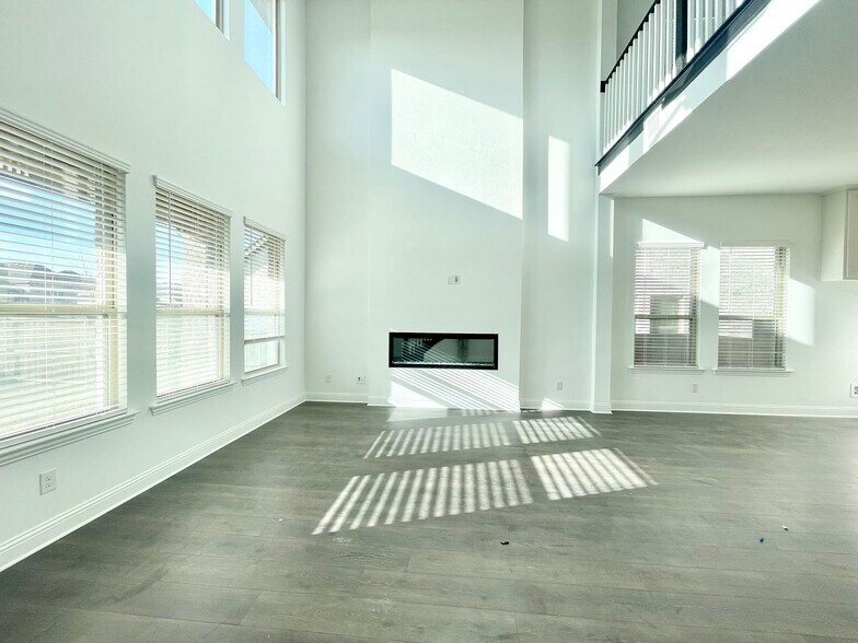Building Photo - 16643 Chadwell Dr