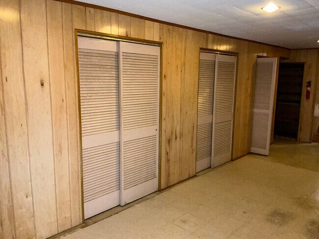 Building Photo - Very well maintained 4BR 2.5BA 5 level spl...