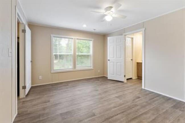 Building Photo - 135 Southlake Dr.