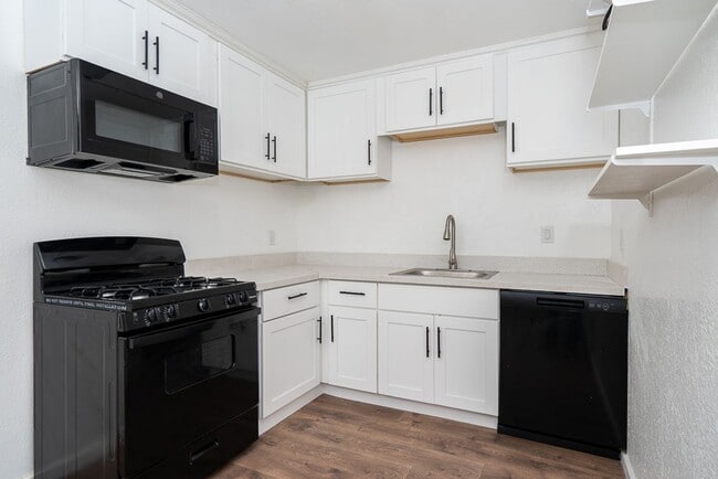 Building Photo - 2 BR 1 BA in Hemet. Unit in a single story...