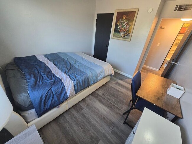 Building Photo - Rooms for Rent – Furnished, Lockable, & Private Backyard! 6 Spots Open.