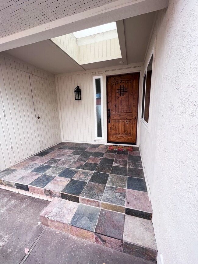 Building Photo - Furnished - 2 Bed/1.5 Bath Townhome ~ Beautifully Maintained!