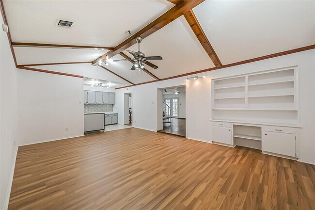 Building Photo - 822 N Kaufman Dr