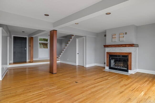Building Photo - *Beautifully Updated & Spacious 4BD/2.5BA Single Family Home Available in South Side Slopes*