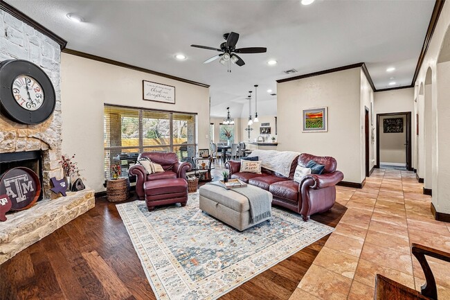 Building Photo - 8918 N Longwood Dr