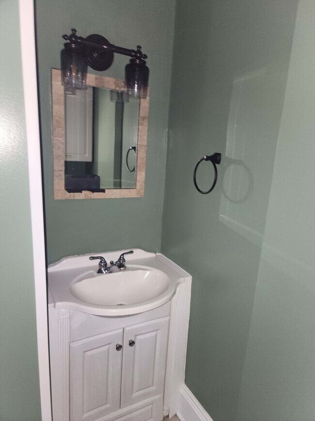 Building Photo - 2 Bedroom 2 bath house 1850 Square Foot!! Lots of Room!!