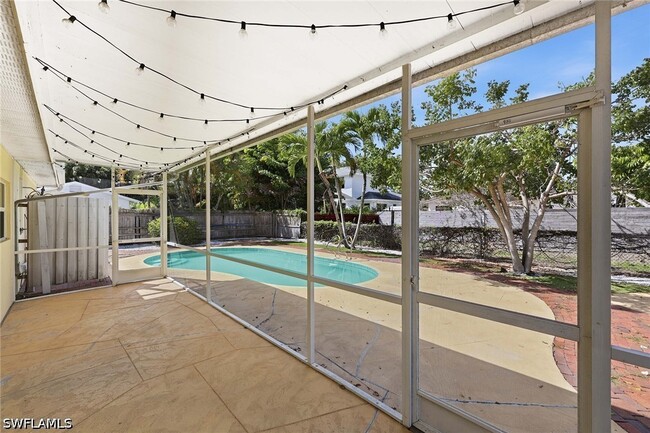Building Photo - 1377 11th Ct N
