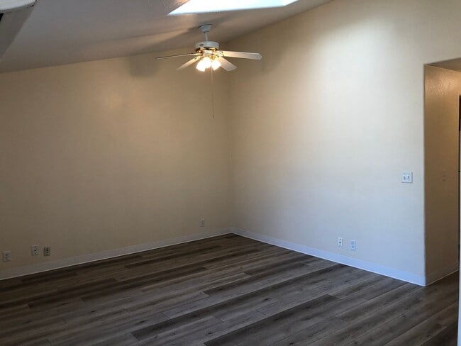 Building Photo - Beautiful 3 bedroom 2 bathroom house in a ...