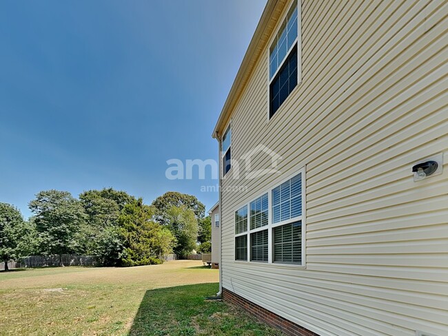 Building Photo - 121 Golden Crest Ct