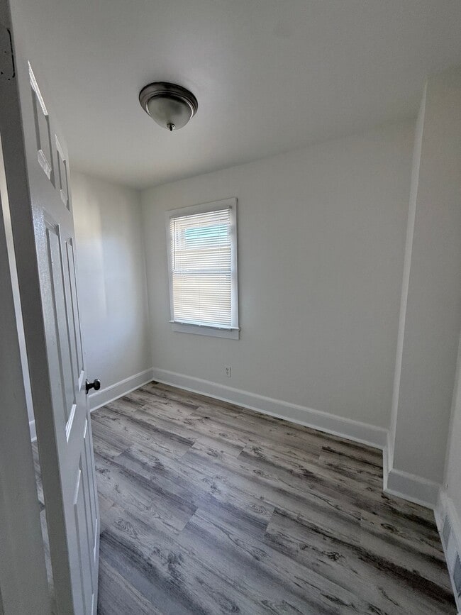 Building Photo - 211 Oakwood Ave