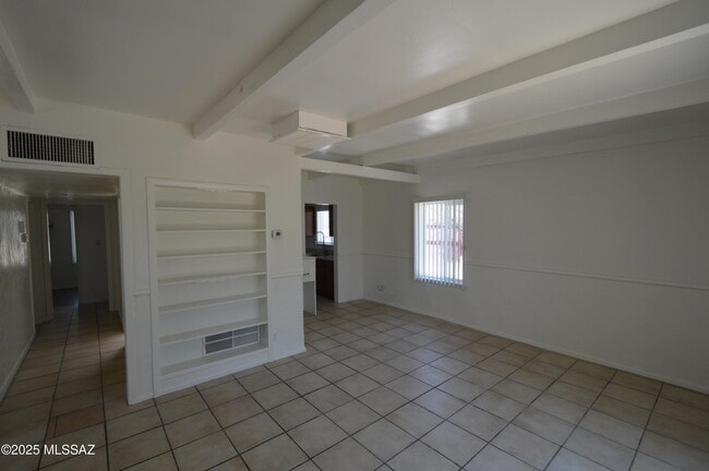 Building Photo - 2119 N Catalina Ave