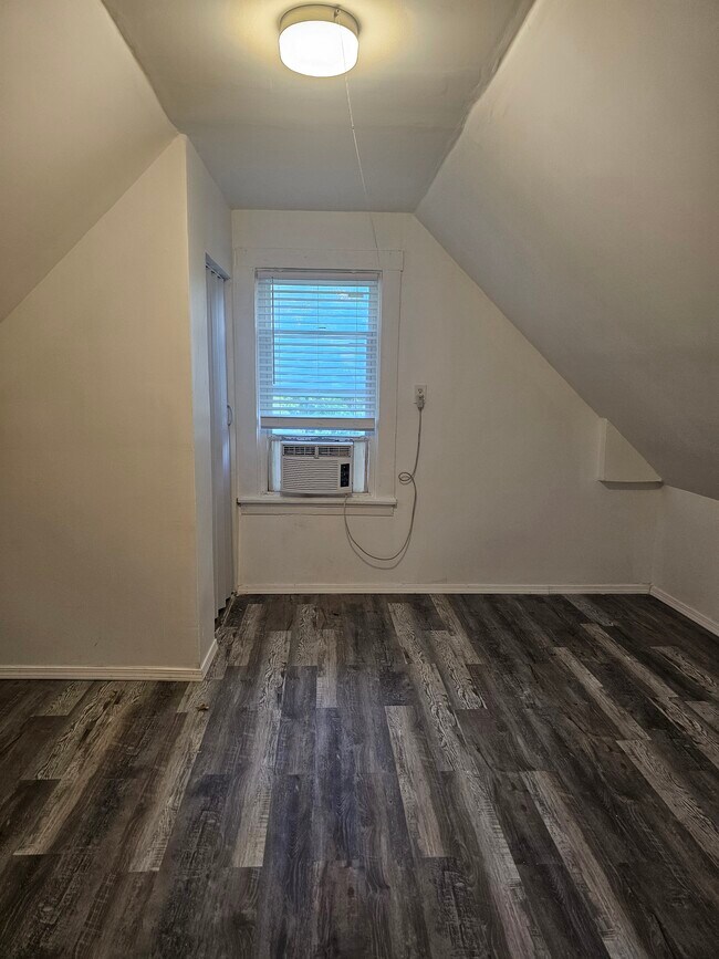 Building Photo - 3179 River Rd