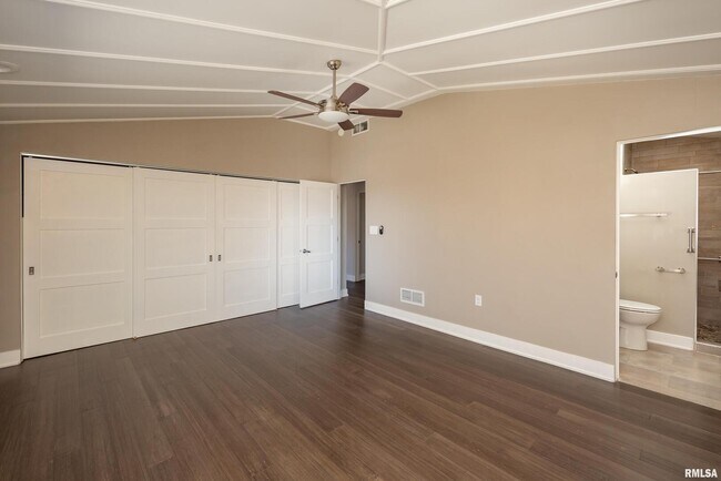 Building Photo - 4640 5th Ave