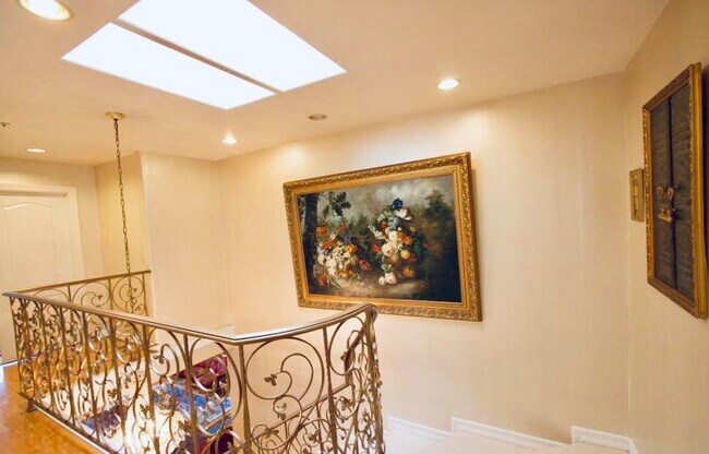 Building Photo - 921 Georgina Ave