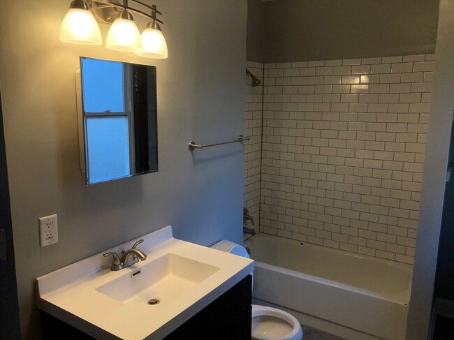 Building Photo - Beautiful 4 Bedroom 2 Bathroom Home in Minneapolis!