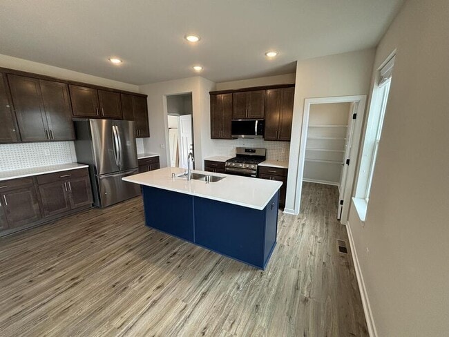 Building Photo - 670 Lambert Dr