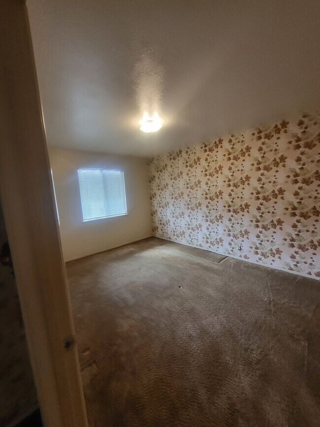 Building Photo - NE UPTOWN WINROCK CONDO 2/BD 2/BA - UTILITIES INCLUDED